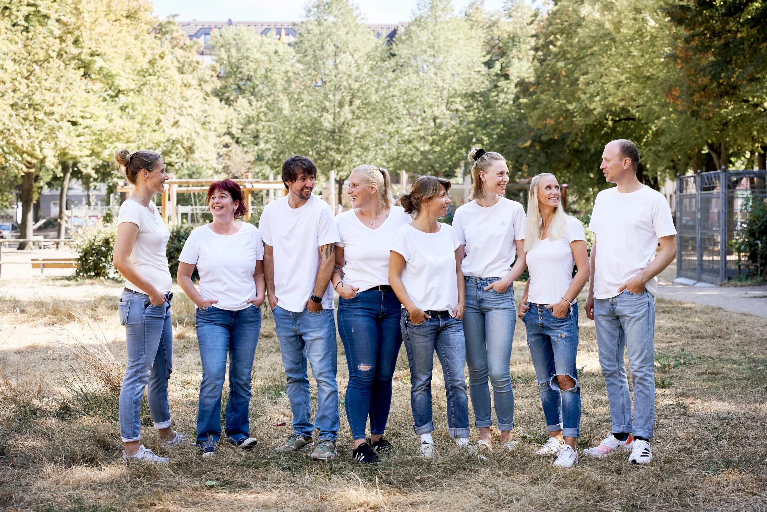 Das Team von PHYSIOAKTIV im Grünen in Köln-Sülz