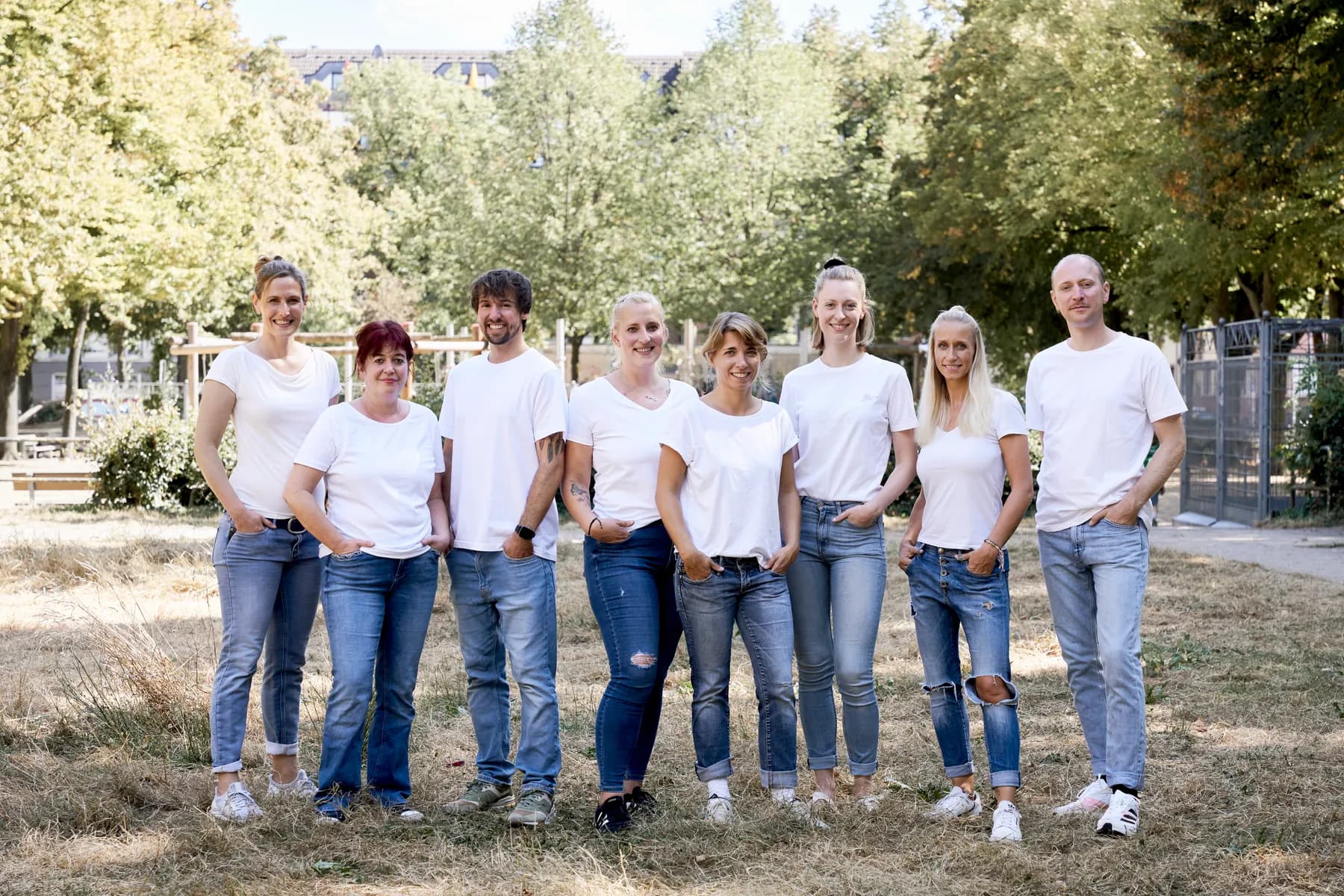 Das Team von PHYSIOAKTIV, aufgenommen im Grünen in Köln-Sülz
