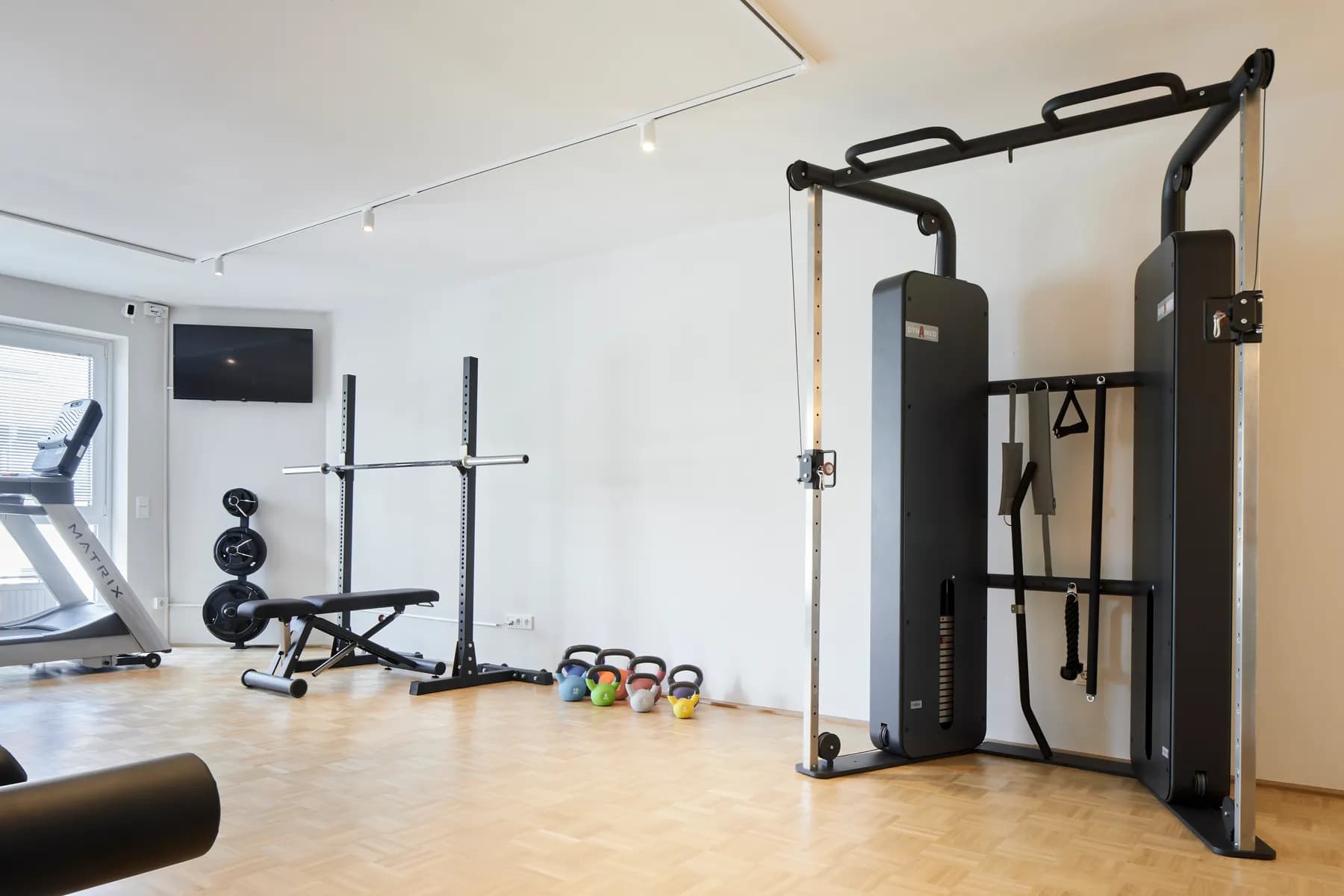 Rack mit Kettlebells und Seilzugturm