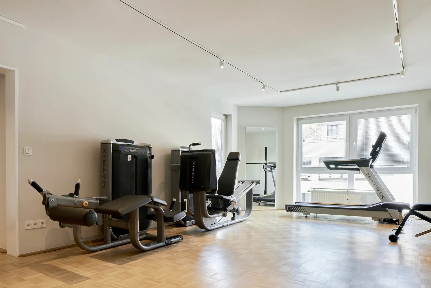 Geräte für die Krankengymnastik am Gerät, im Hintergrund ein Laufband